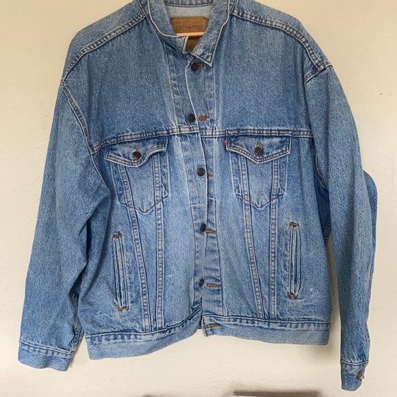 LEVIS DISTRESSED LIGHTWASH DENIM JACKET